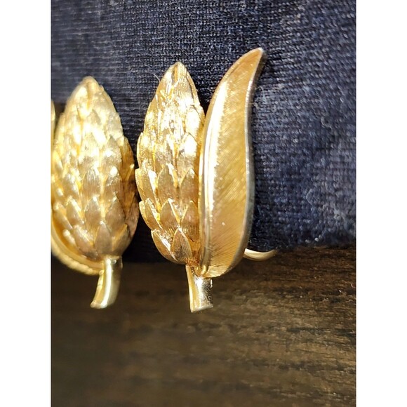 Vintage Signed Crown Trifari Brushed Gold tone Wheat Clip On Earrings Pinecone - Picture 2 of 11